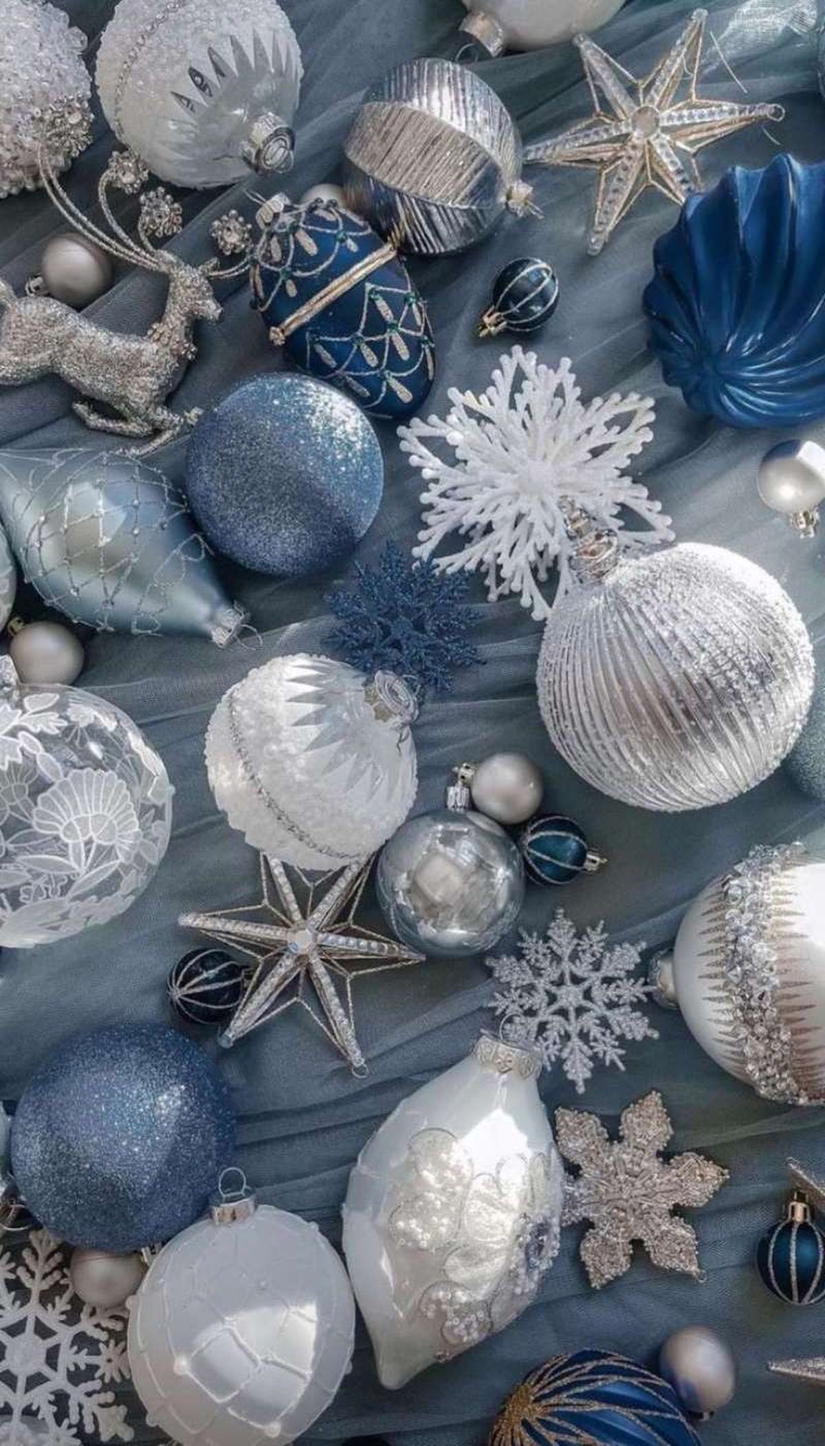 Adornos del árbol de Navidad en azul marino y blanco.