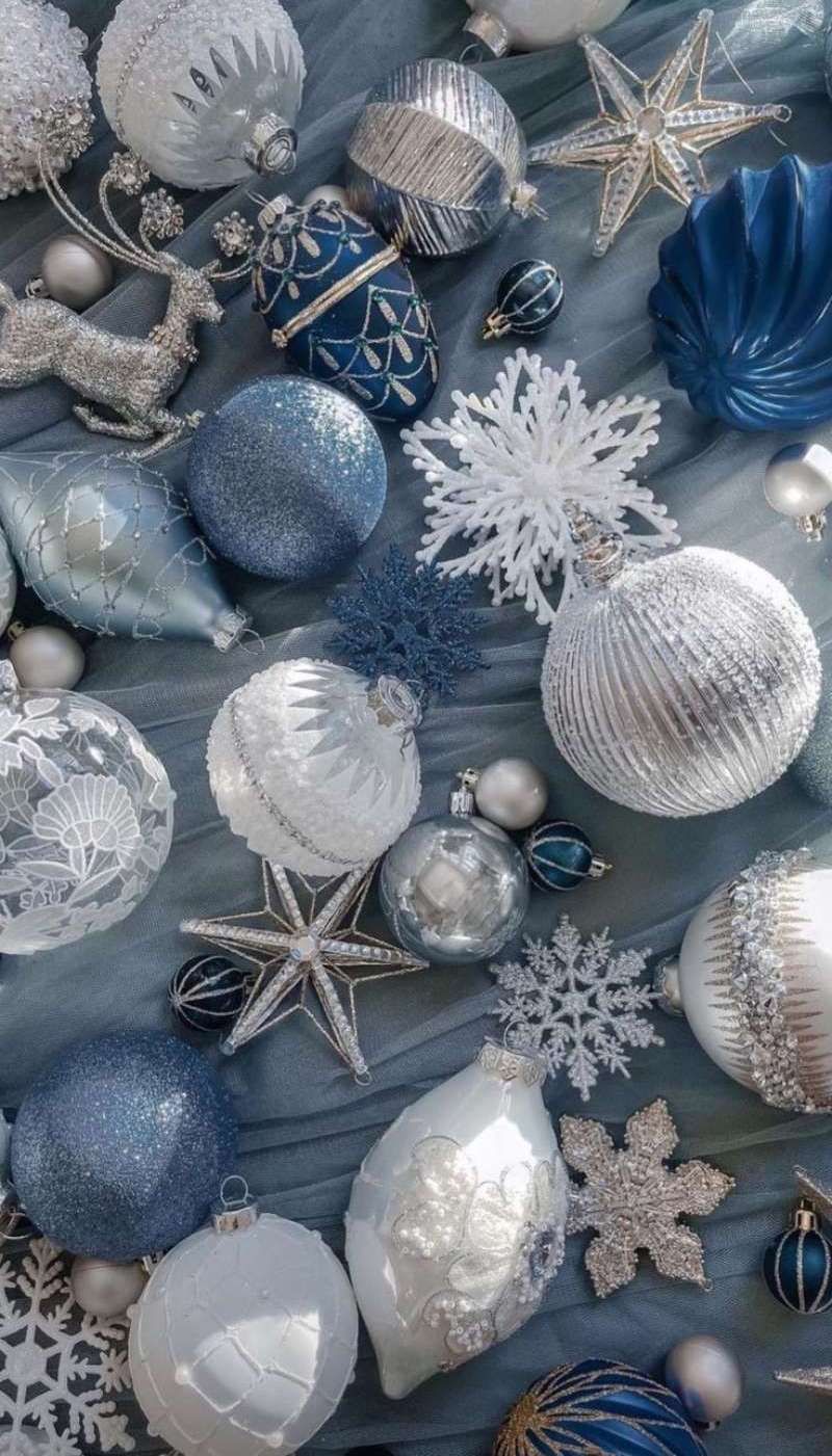Adornos del árbol de Navidad en azul marino y blanco.