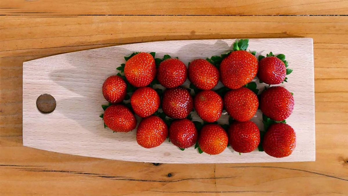 Técnica cómo quitar el tallo a las fresas con una pajita  Fresas