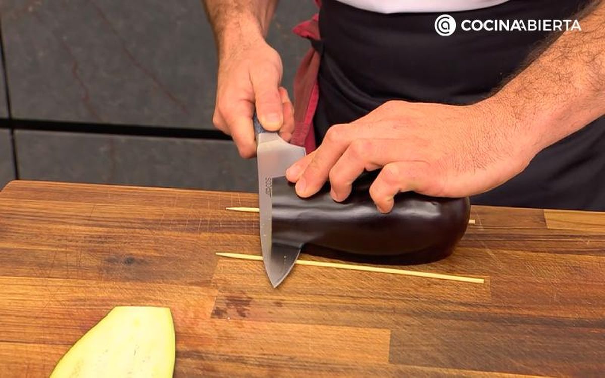 Desliza el cuchillo al nivel de los palillos, cortando la berenjena