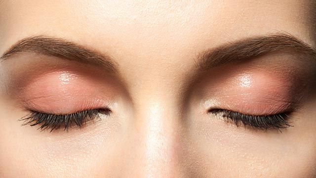 como aplicar sombras de ojos paso paso primer