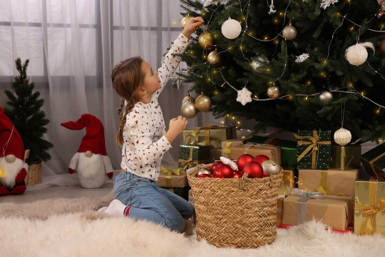 Decorar un árbol de Navidad verde.