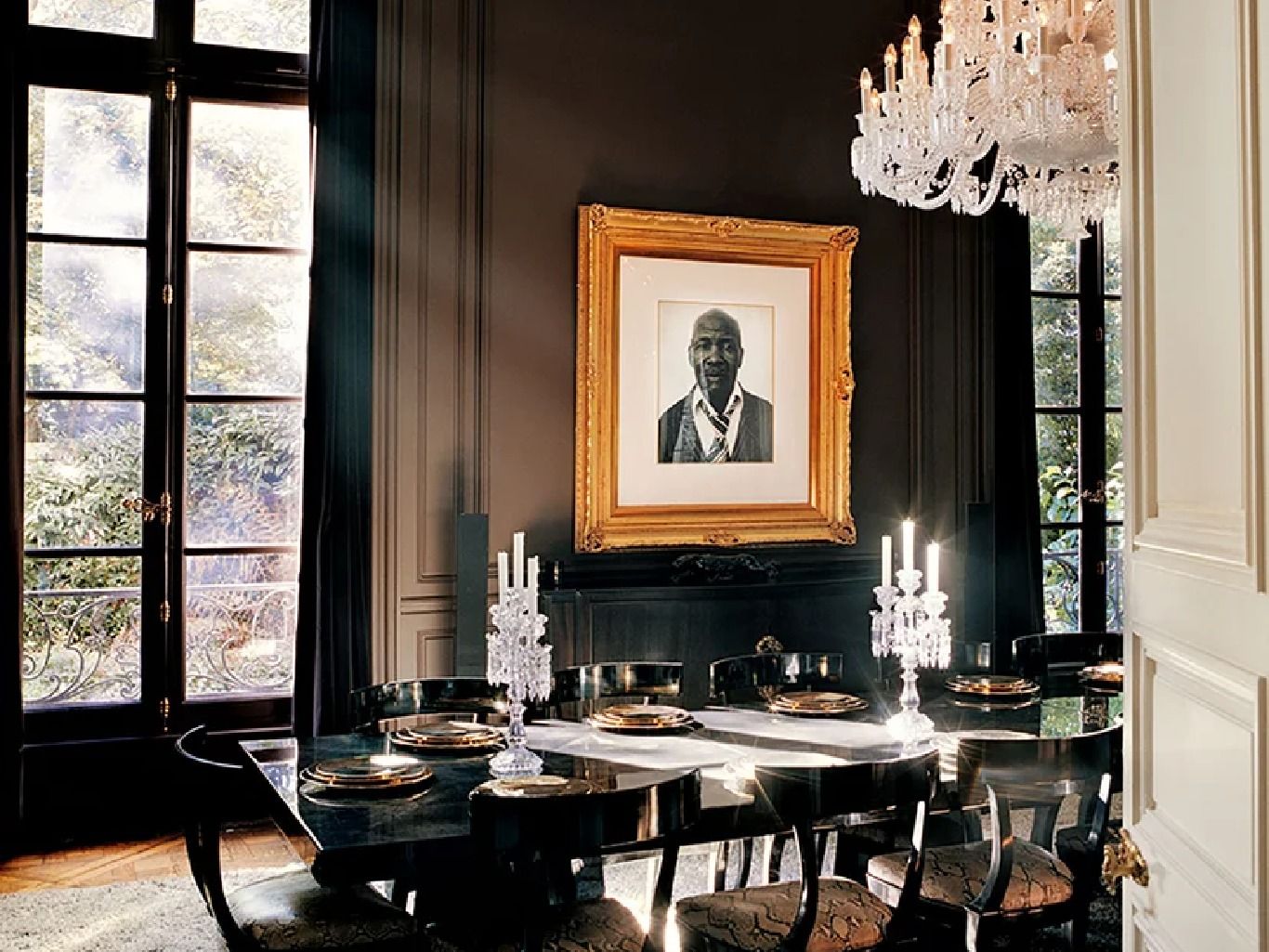 Comedor con la foto del abuelo de Lenny Kravitz