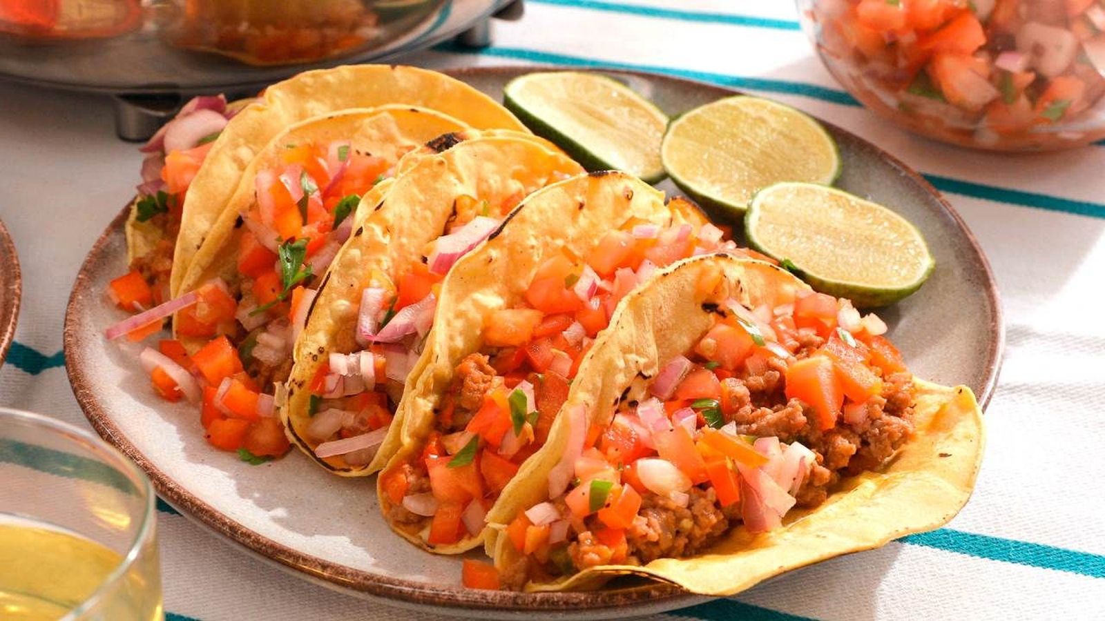 Disfruta de tacos mexicanos rellenos, acompañados de pico de gallo fresco, para una explosión de sabores auténticos