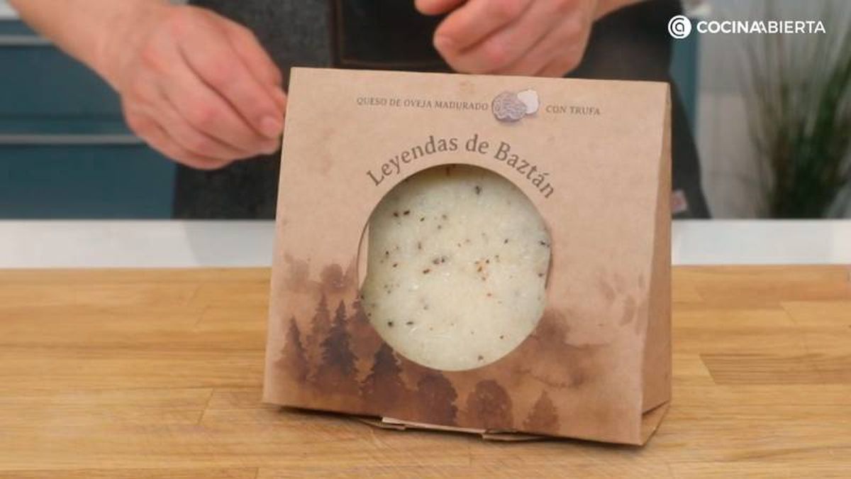 Corta el queso de oveja madurado con trufa Leyendas de Baztán de TGT