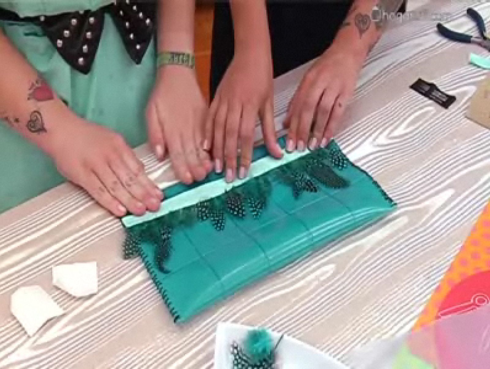 Cartera de mano con plumas