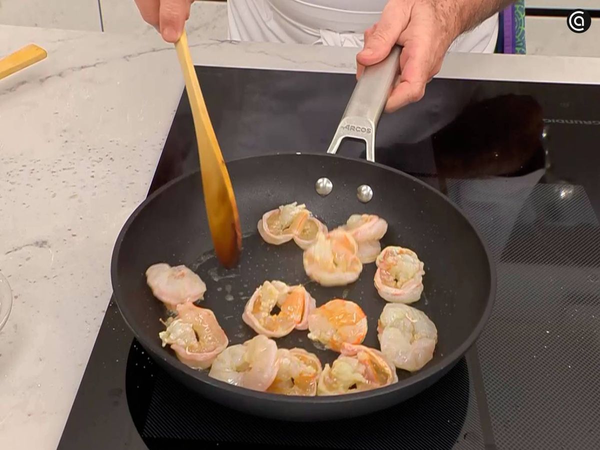 Elaboración de la receta de itsaskabra con salsa de mejillones y langostinos - Saltea los langostinos