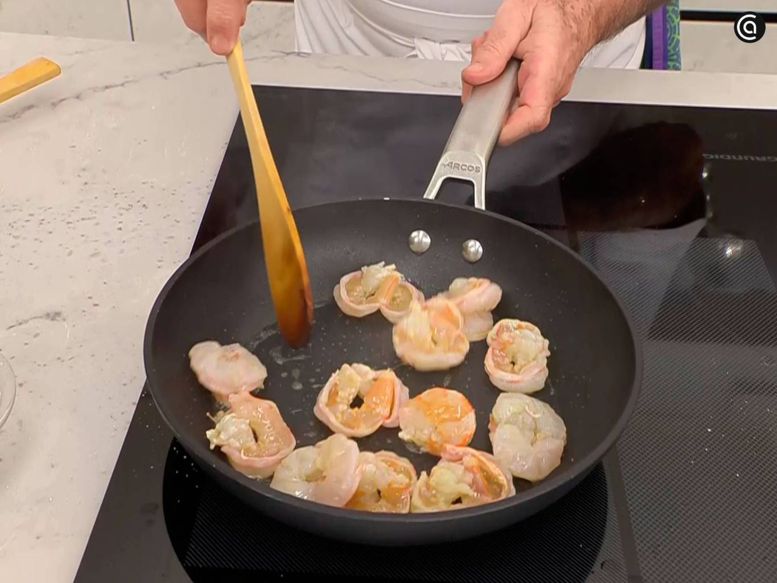 Elaboración de la receta de itsaskabra con salsa de mejillones y langostinos - Saltea los langostinos