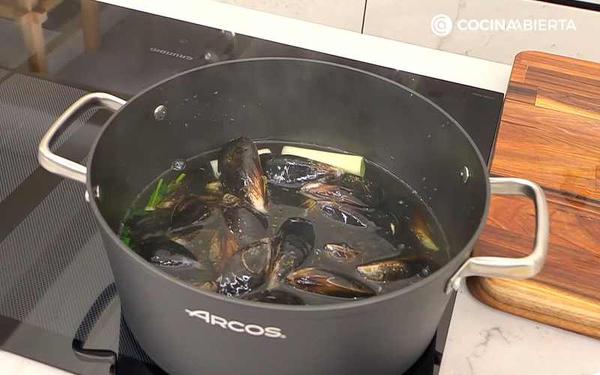 Cuece los mejillones en agua