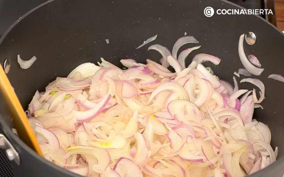 Rehoga la cebolla a fuego medio