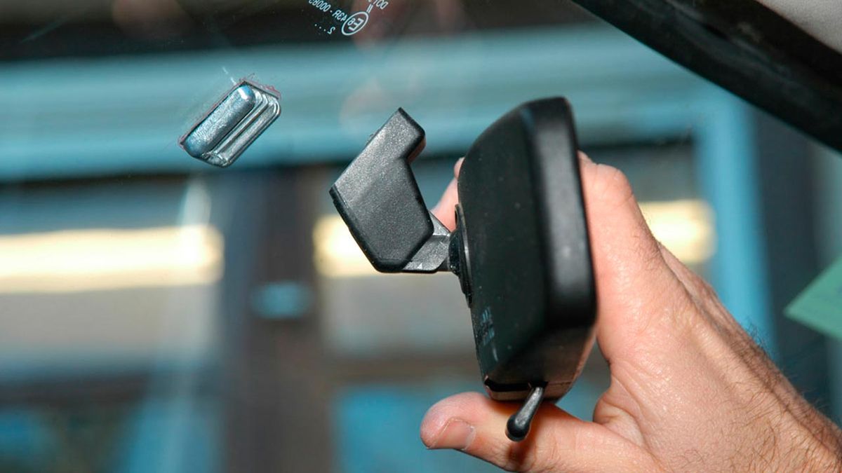 Sujeción de espejo retrovisor paso 8