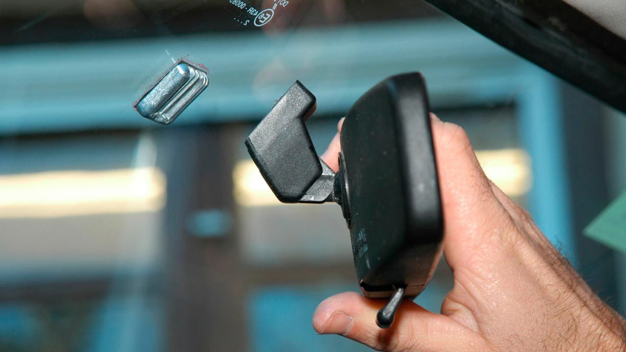 Sujeción de espejo retrovisor paso 8