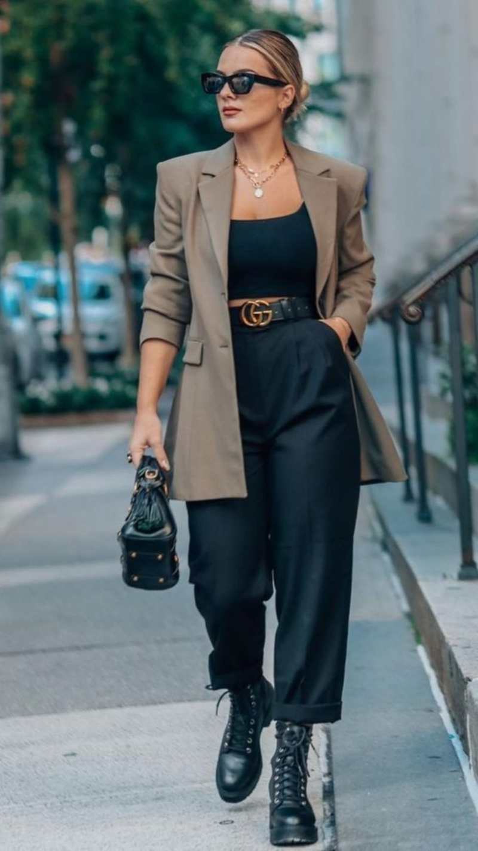Botas militares con pantalón de traje