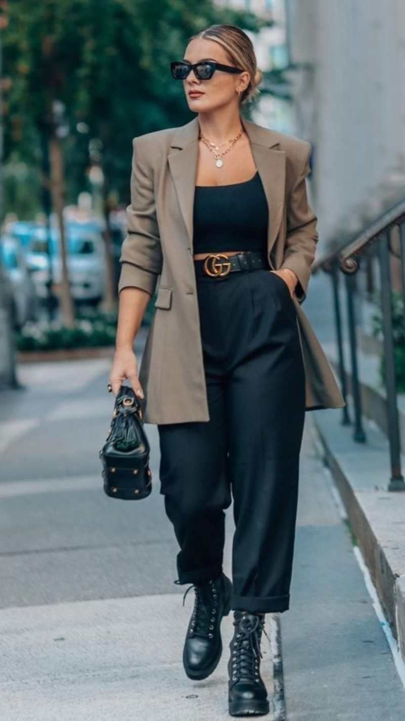 Botas militares con pantalón de traje