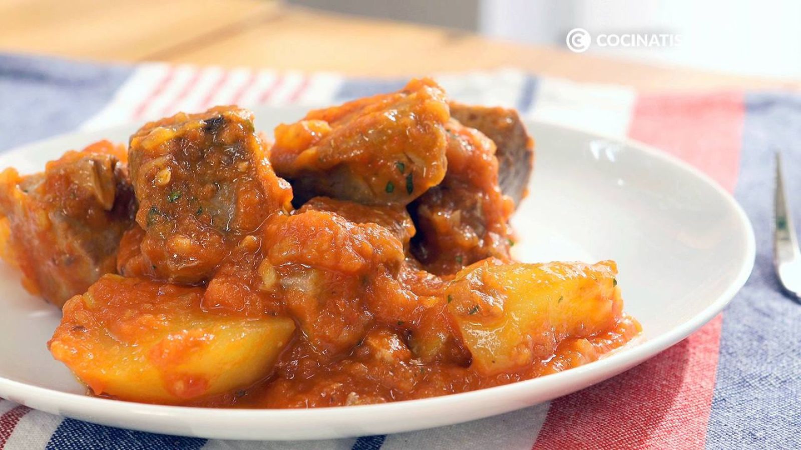 Receta de bonito con tomate y patatas