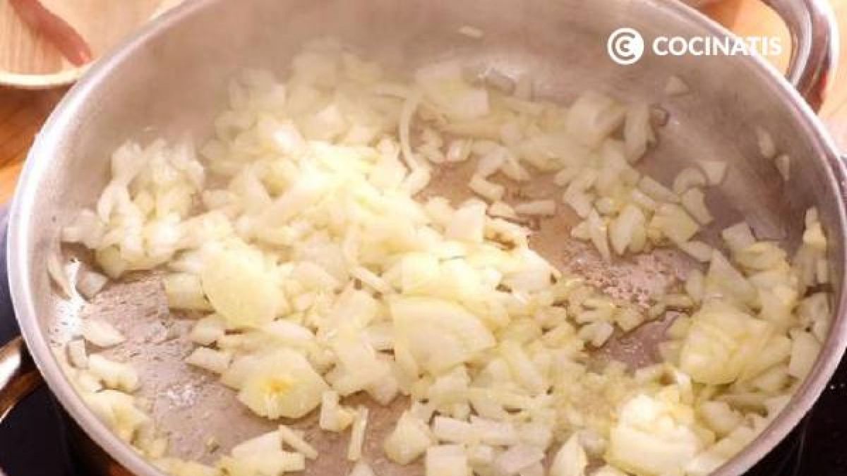 Deja pochar la cebolla y el ajo