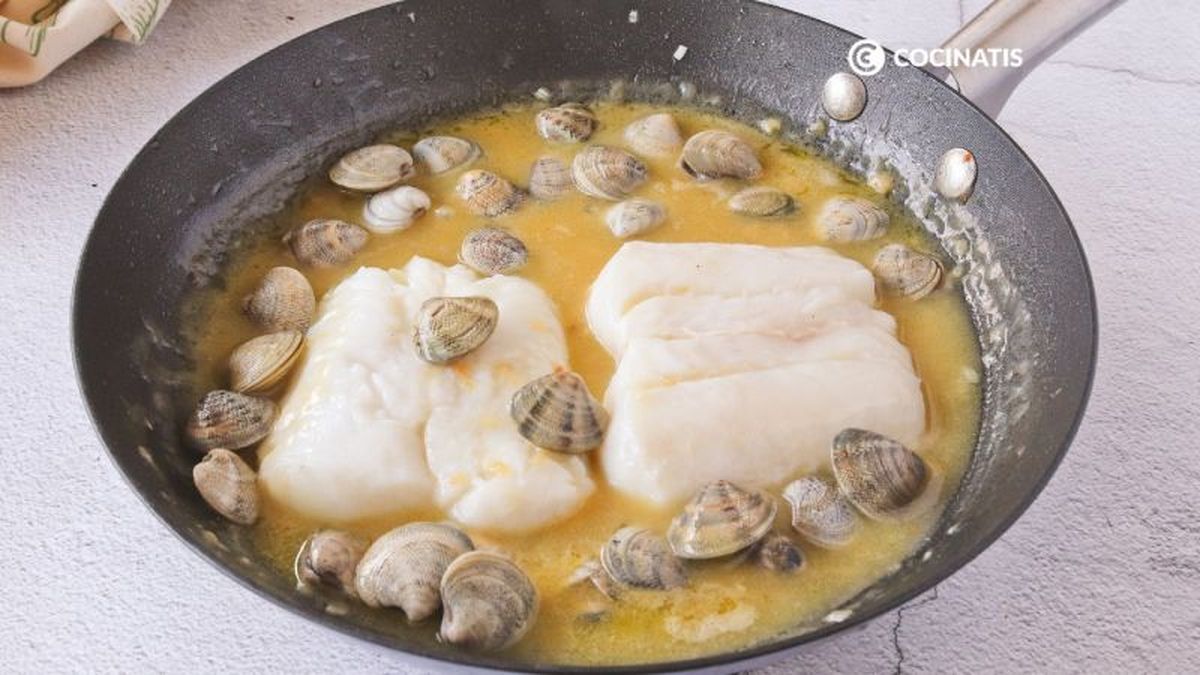 Repartimos las almejas sobre la merluza en salsa