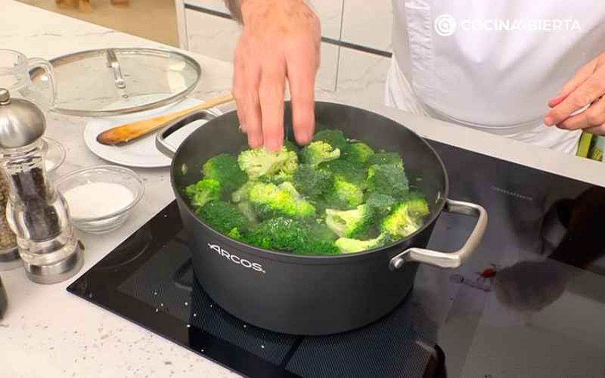 Sazona y cuece fuego medio durante 5 minutos