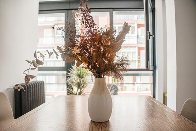 decorar flores preservadas mesa comedor