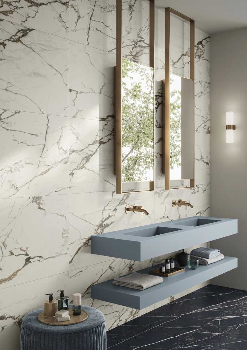 Baño con azulejos de mármol.