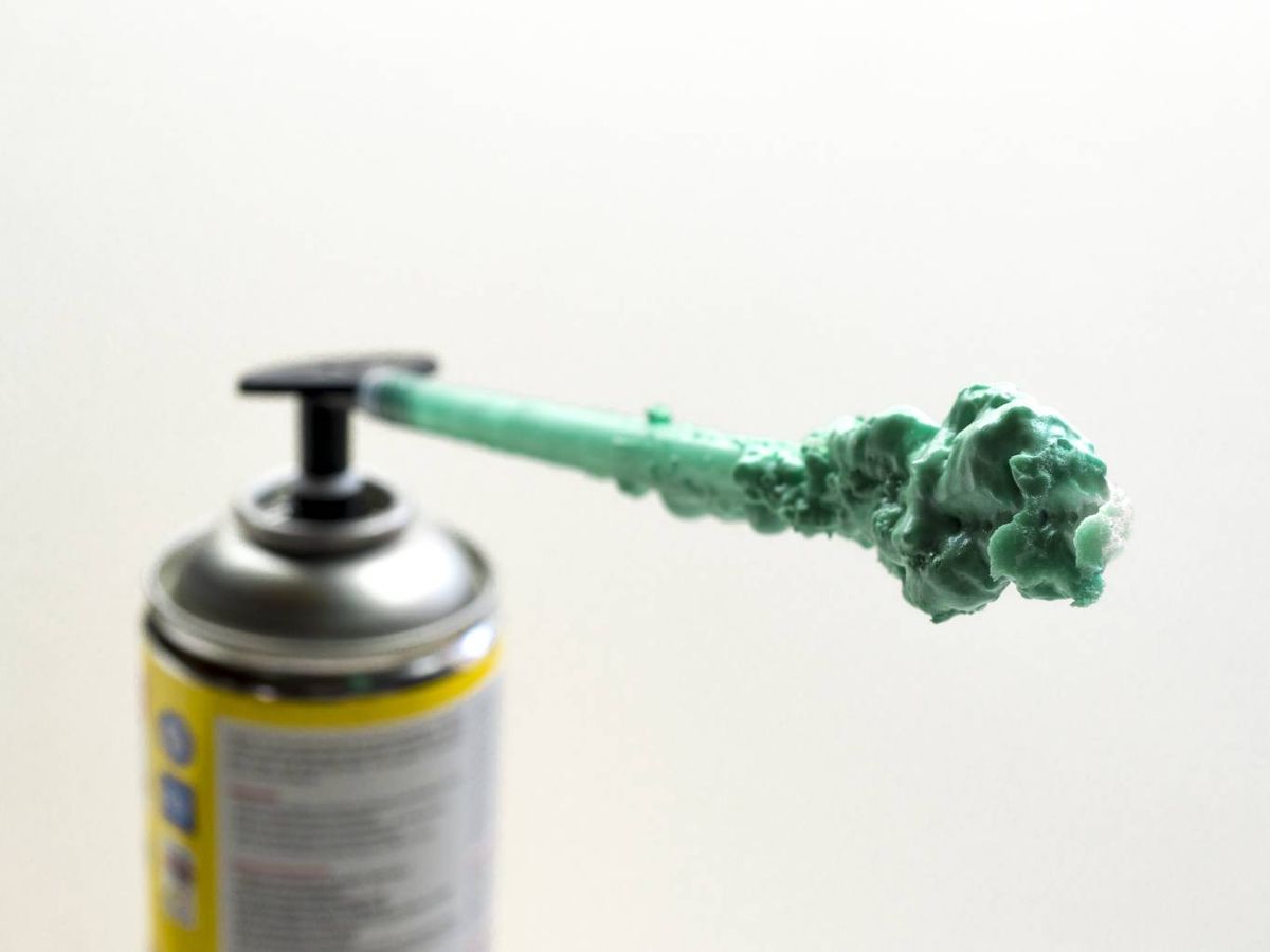 No uses cuchillas metálicas sobre materiales sensibles como cristal, madera barnizada o plástico.