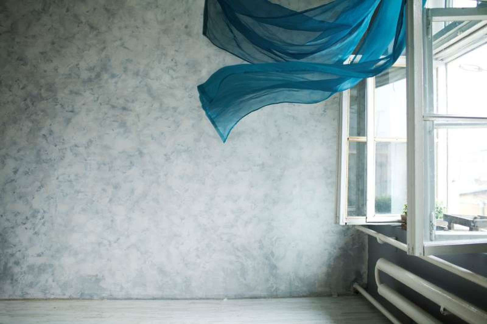 Habitación recién pintada con las ventanas abiertas