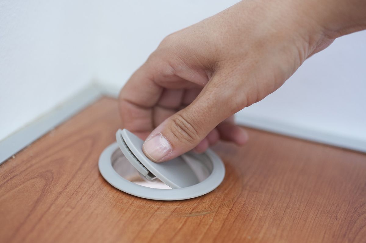 Bricomania 665 Colocar tapa pasacables p5