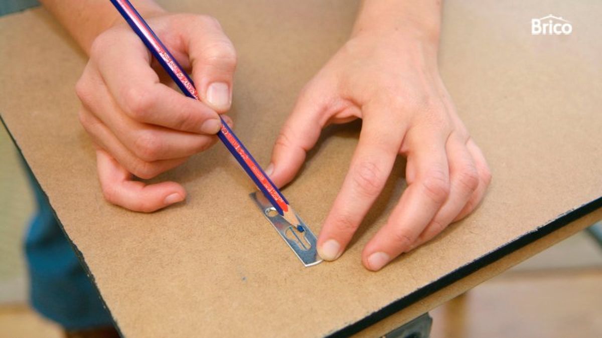 Marcar los puntos de fijación de las pletinas