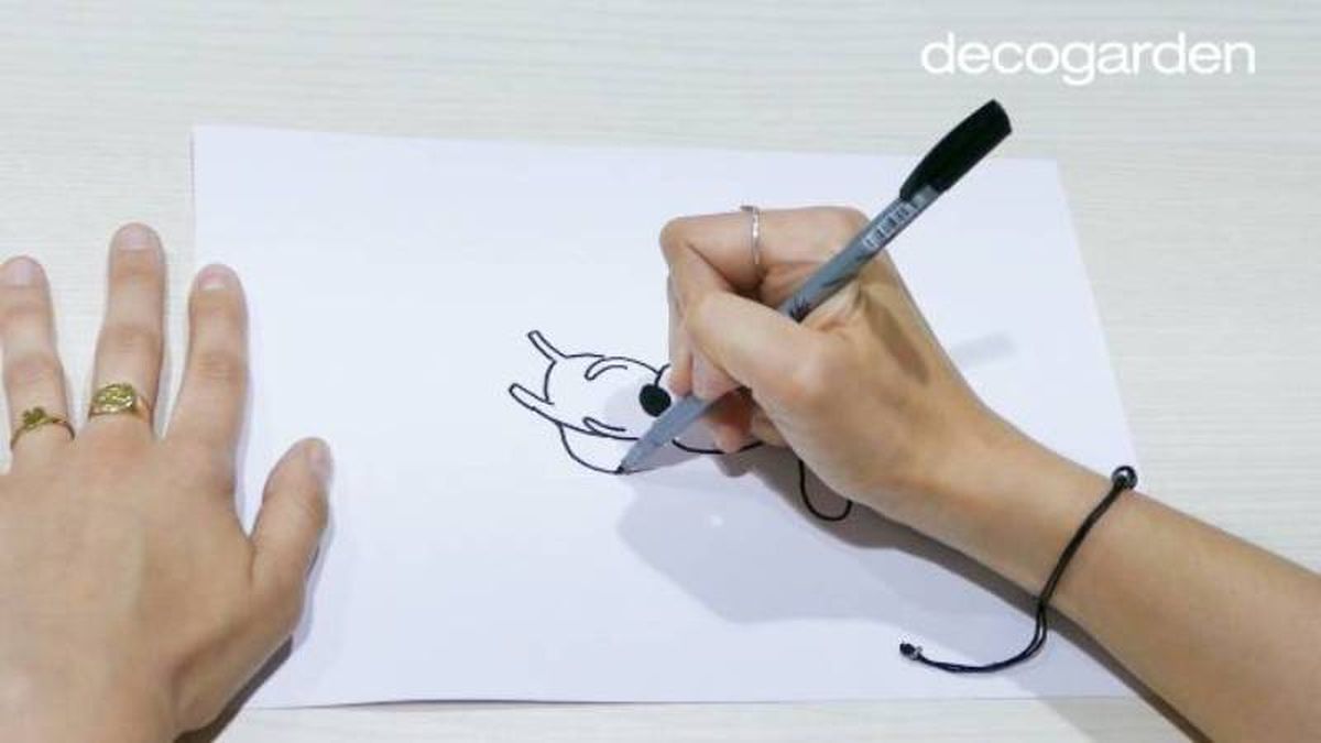 Paso 2 para dibujar un perro panza arriba.