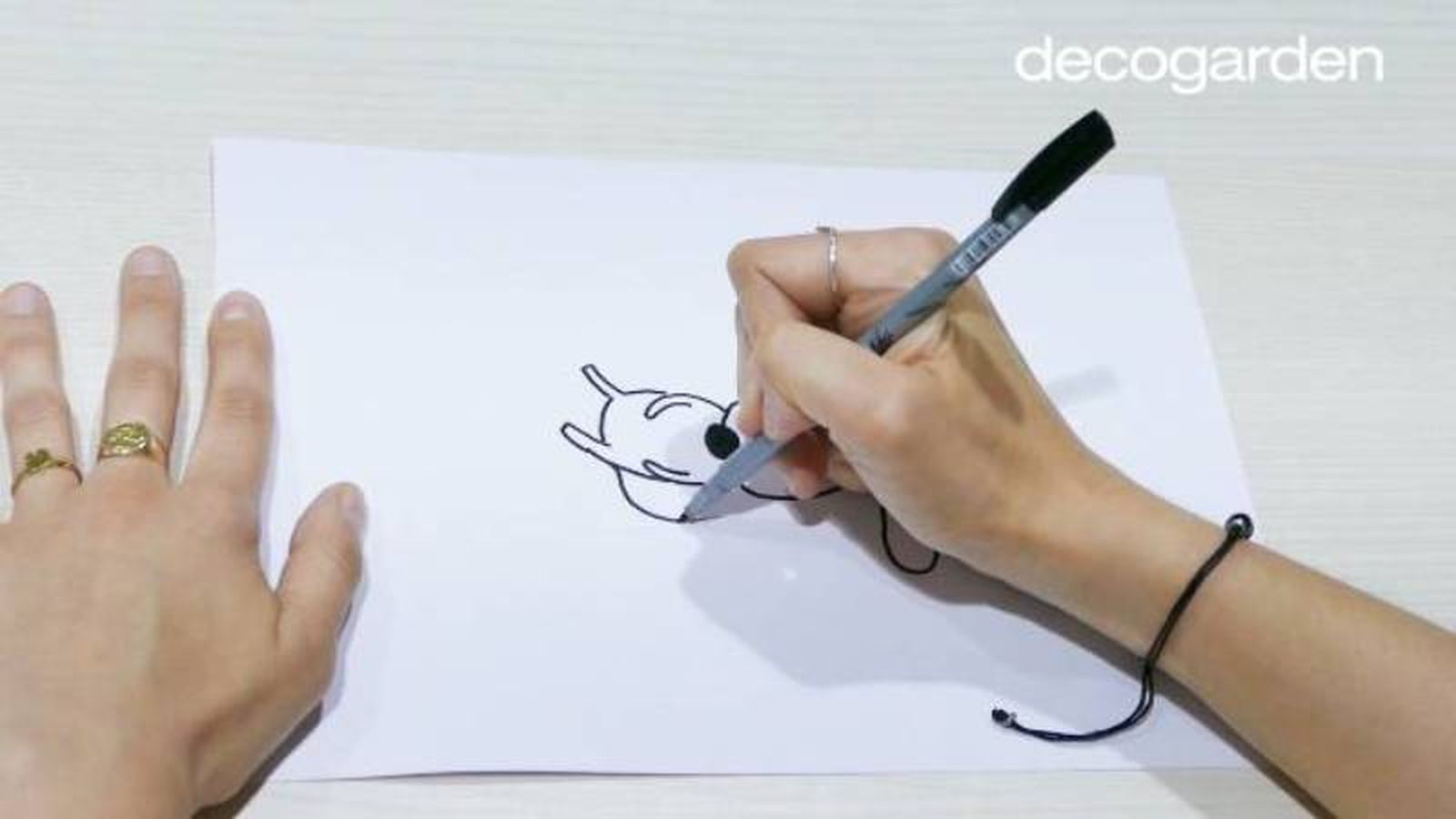 Paso 2 para dibujar un perro panza arriba.
