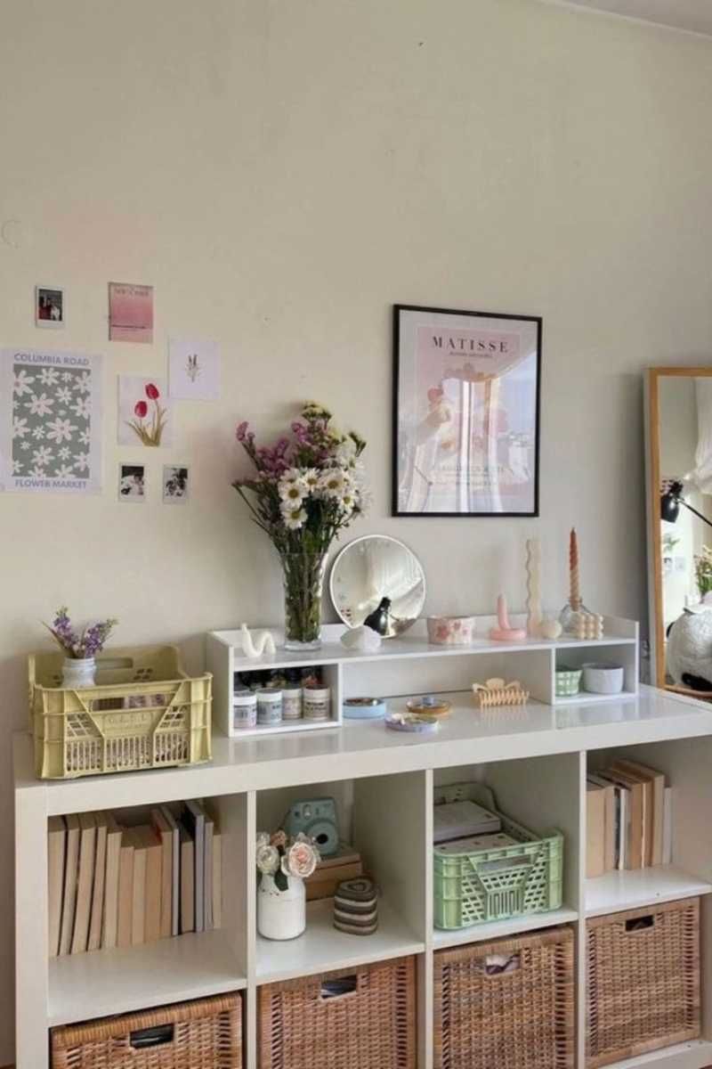 Rincón minimalista acogedor en un salón.