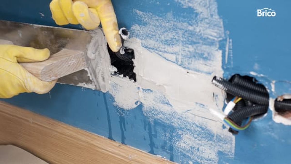 Bricomania 680 como instalar un enchufe y un aplique de pared paso7