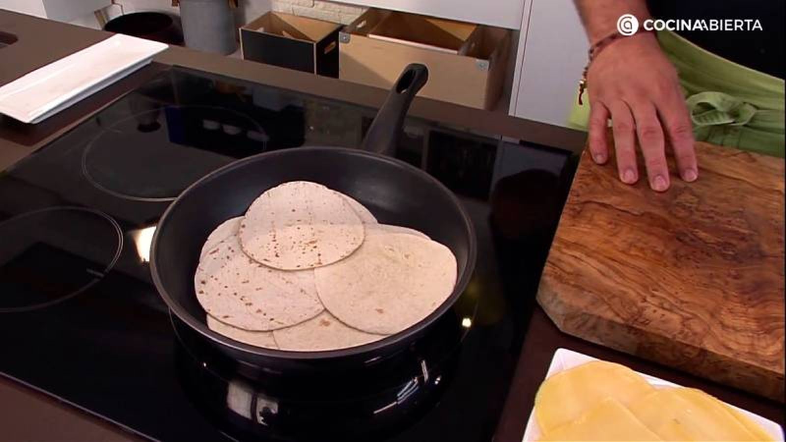 Calienta las tortillas de trigo en la sartén
