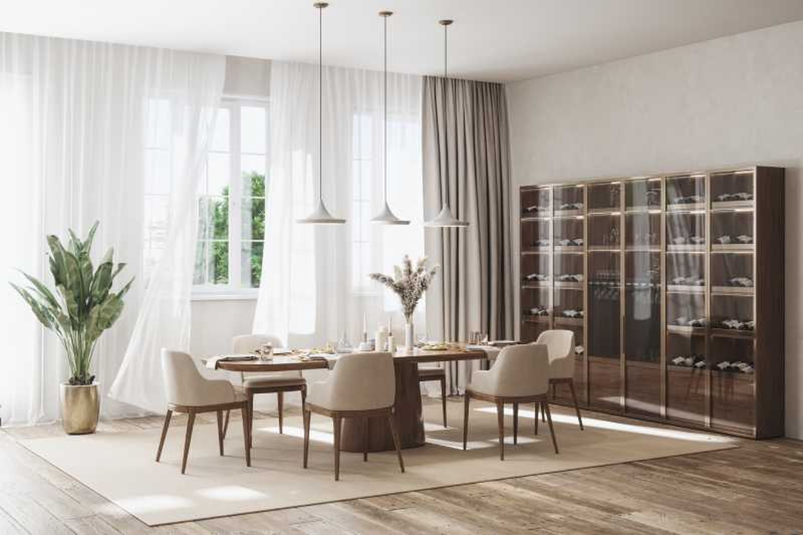 Comedor de estilo clásico con mesa de madera.