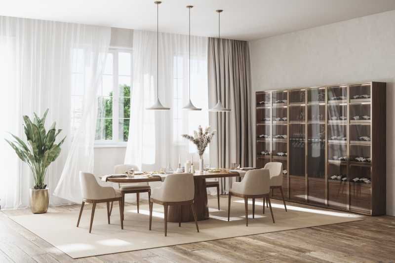 Comedor de estilo clásico con mesa de madera.