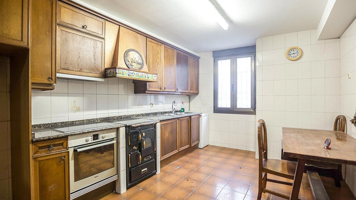 Deco764 Cocina rustica acogedora reloj madera sin obra antes