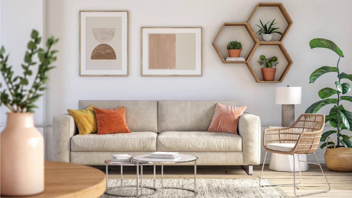 Sofá beige con cojines en amarillo, naranja y coral.