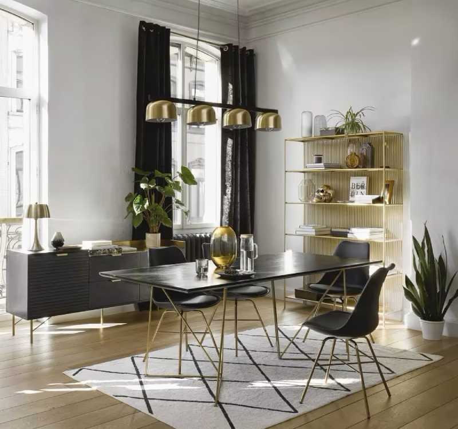 Salón con biblioteca de metal de latón Louxor.