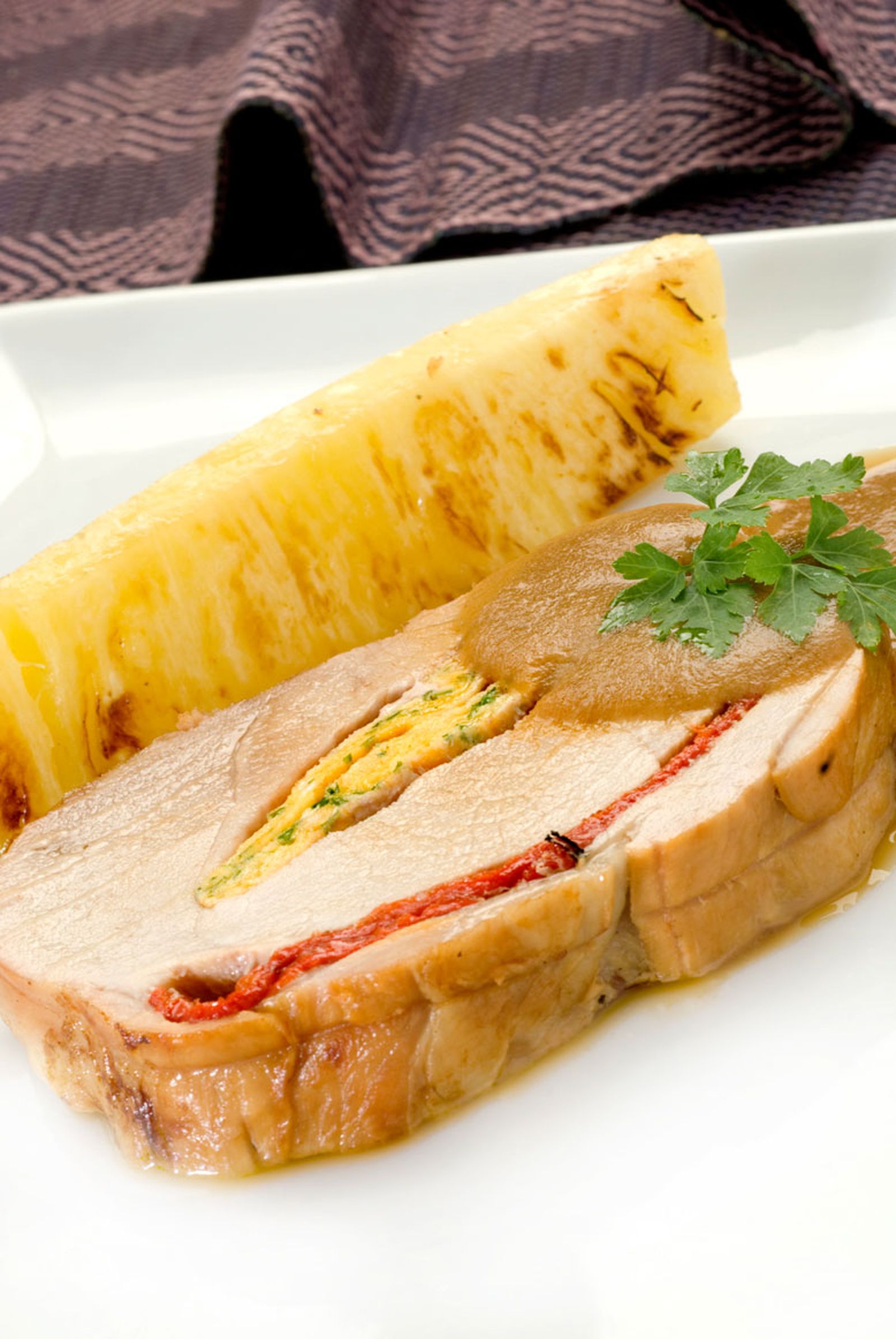 Jamón con salsa de cebolla y piña asada