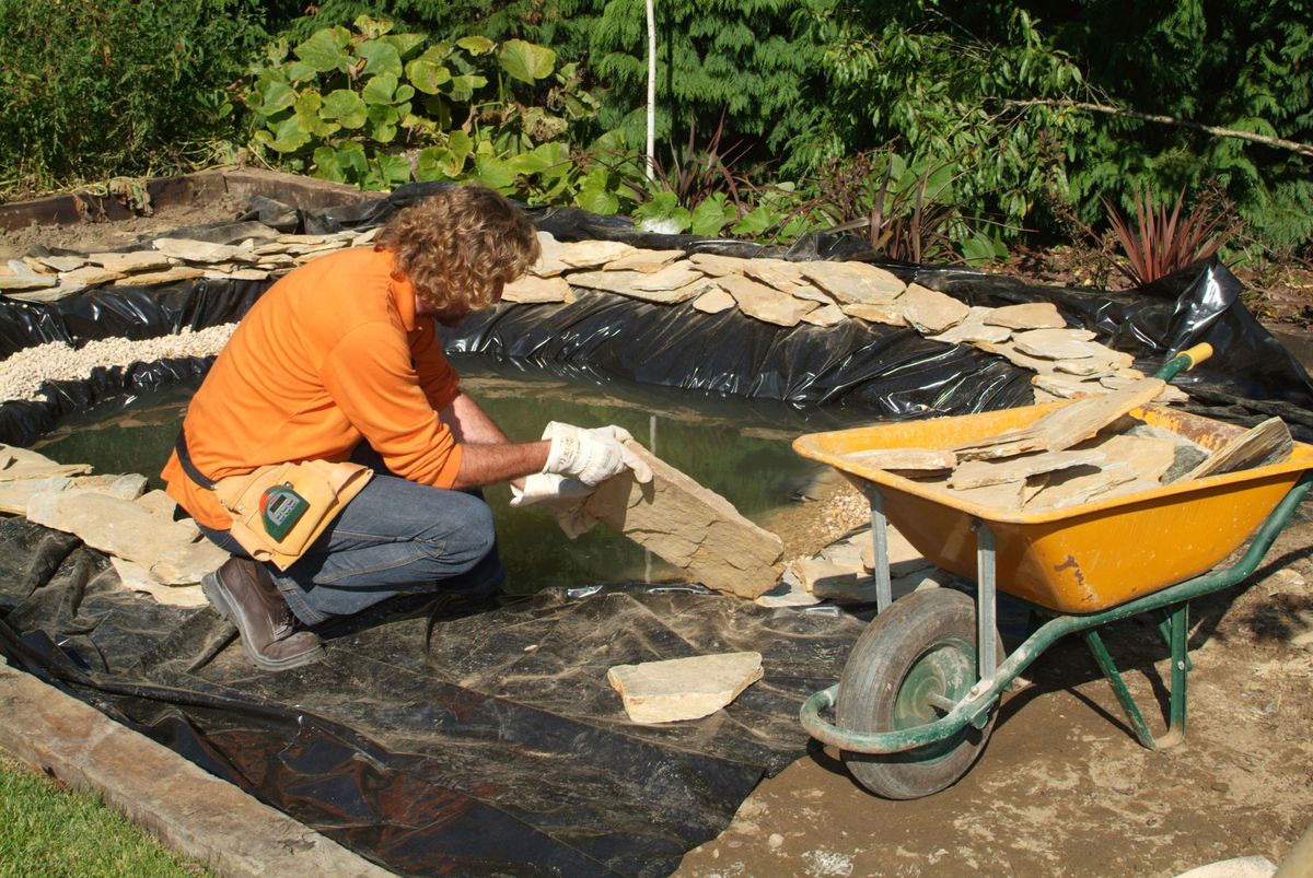 Cómo hacer un estanque para el jardín paso 6