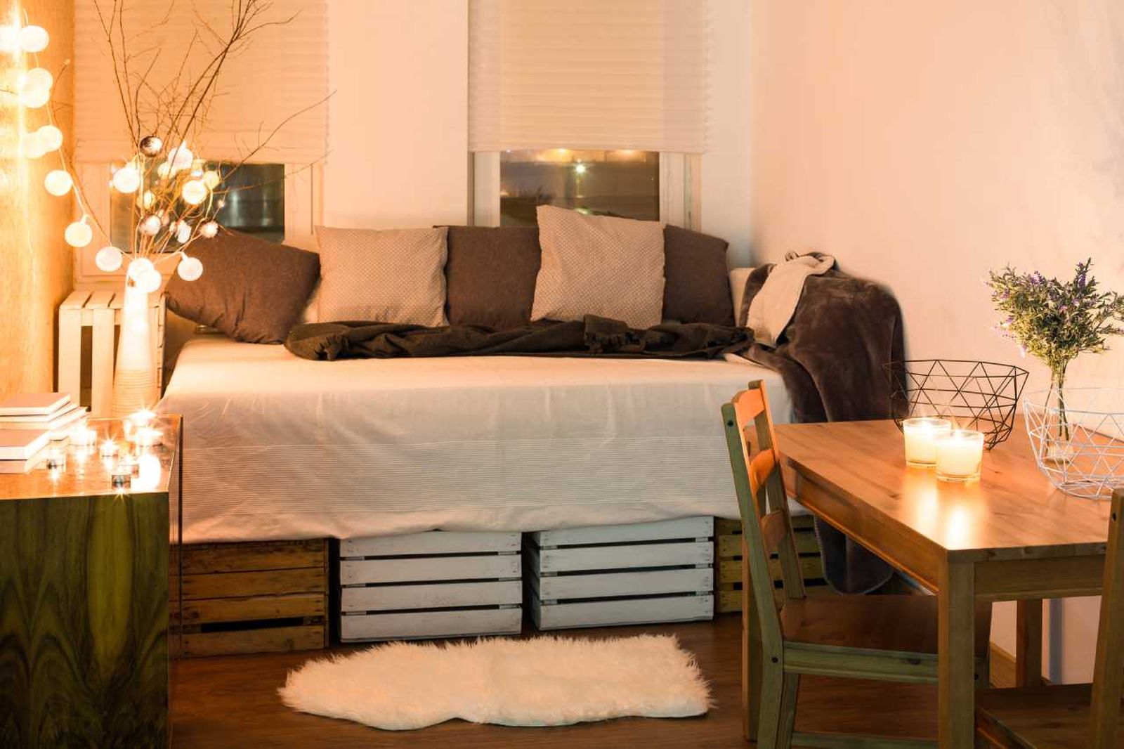 Salón con iluminación acogedora.