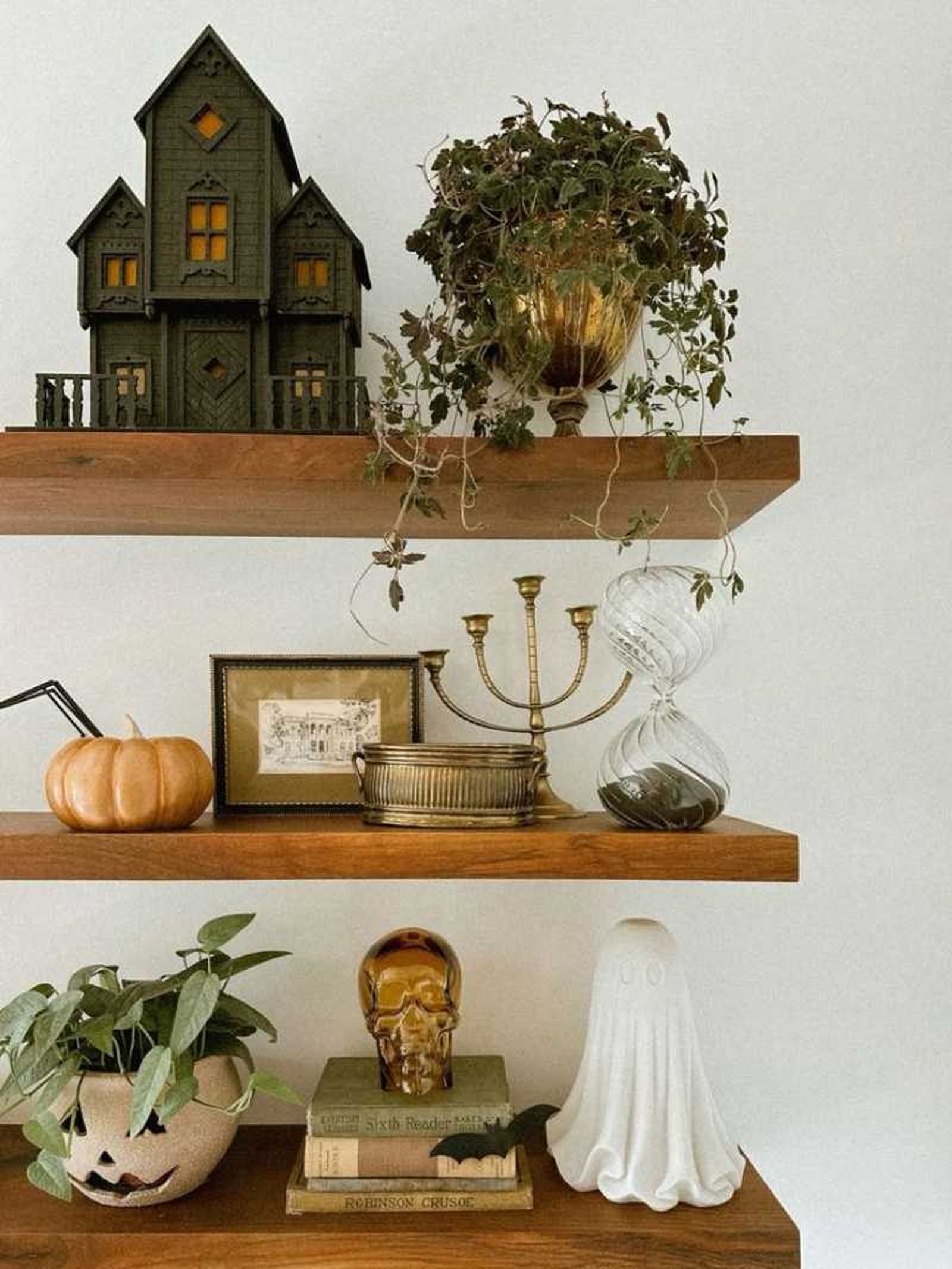 Baldas de madera con decoración witchy.