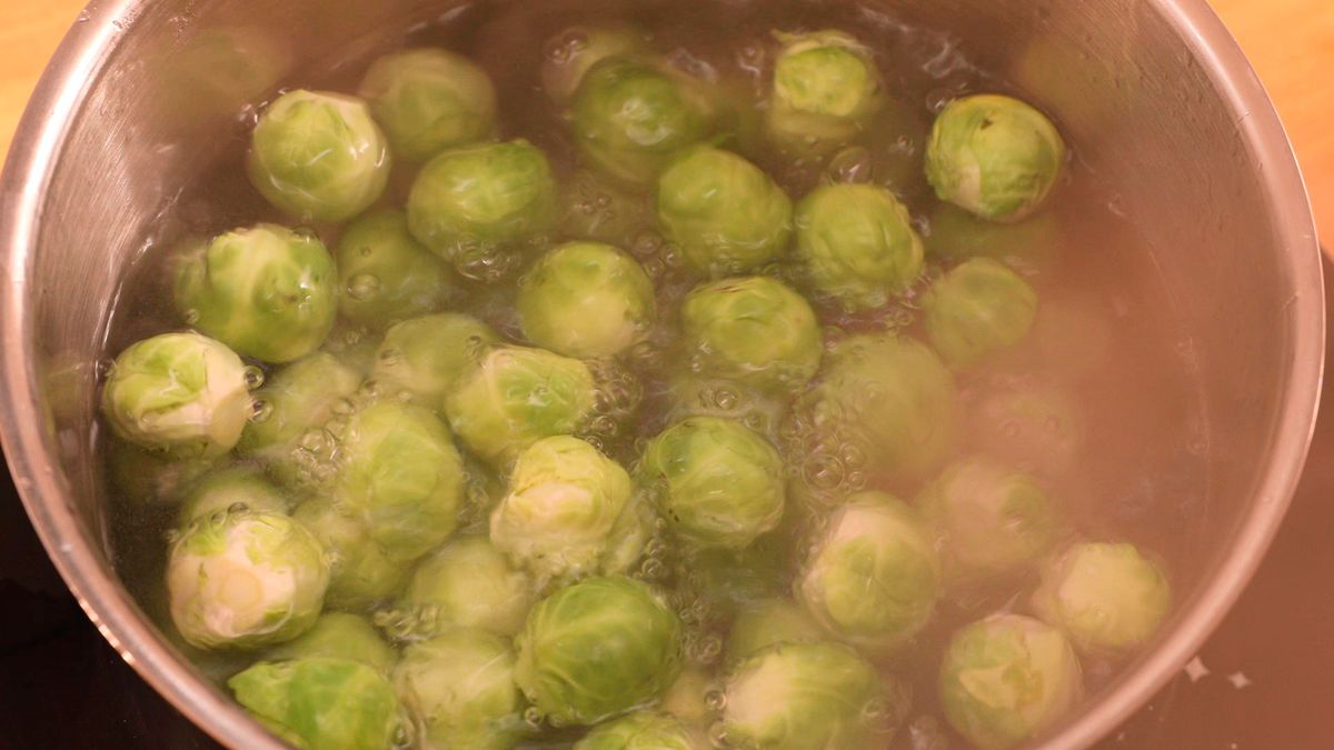 Hierve las coles de Bruselas durante 10 minutos en agua con sal para un sabor óptimo antes de saltearlas