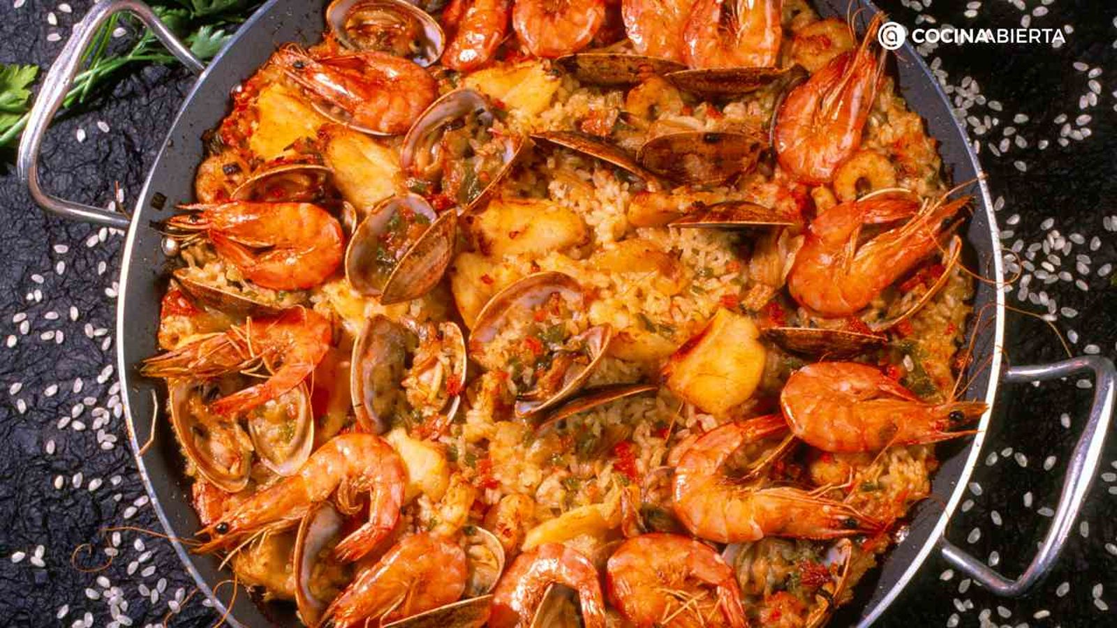 Karlos Arguiñano te enseña a cocinar una paella sencilla con mariscos