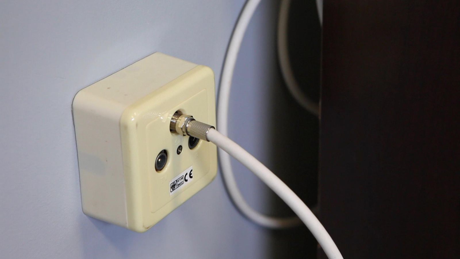 Conectar conector F en un cable coaxial