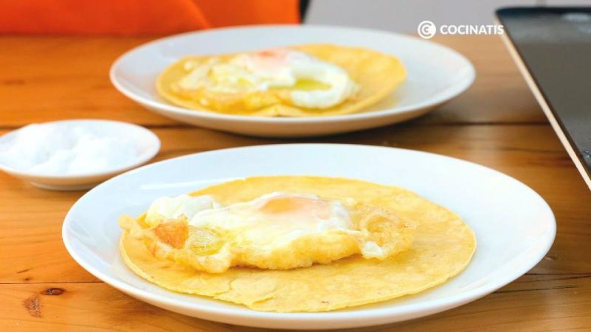 Fríe los huevos y ponlos sobre las tortillas