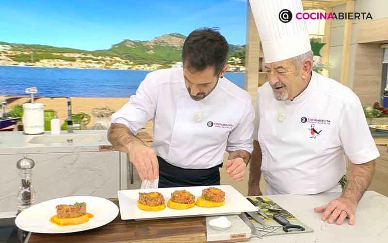 Decora el steak tartar con una hoja de perejil