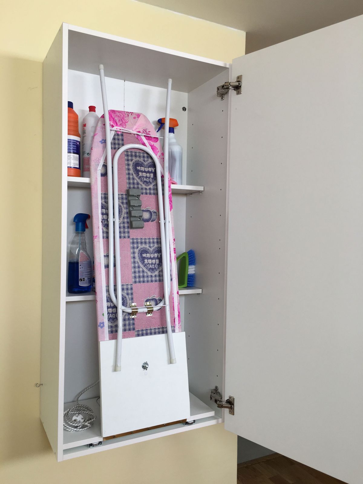 Armario para tabla de planchar oculta paso 14