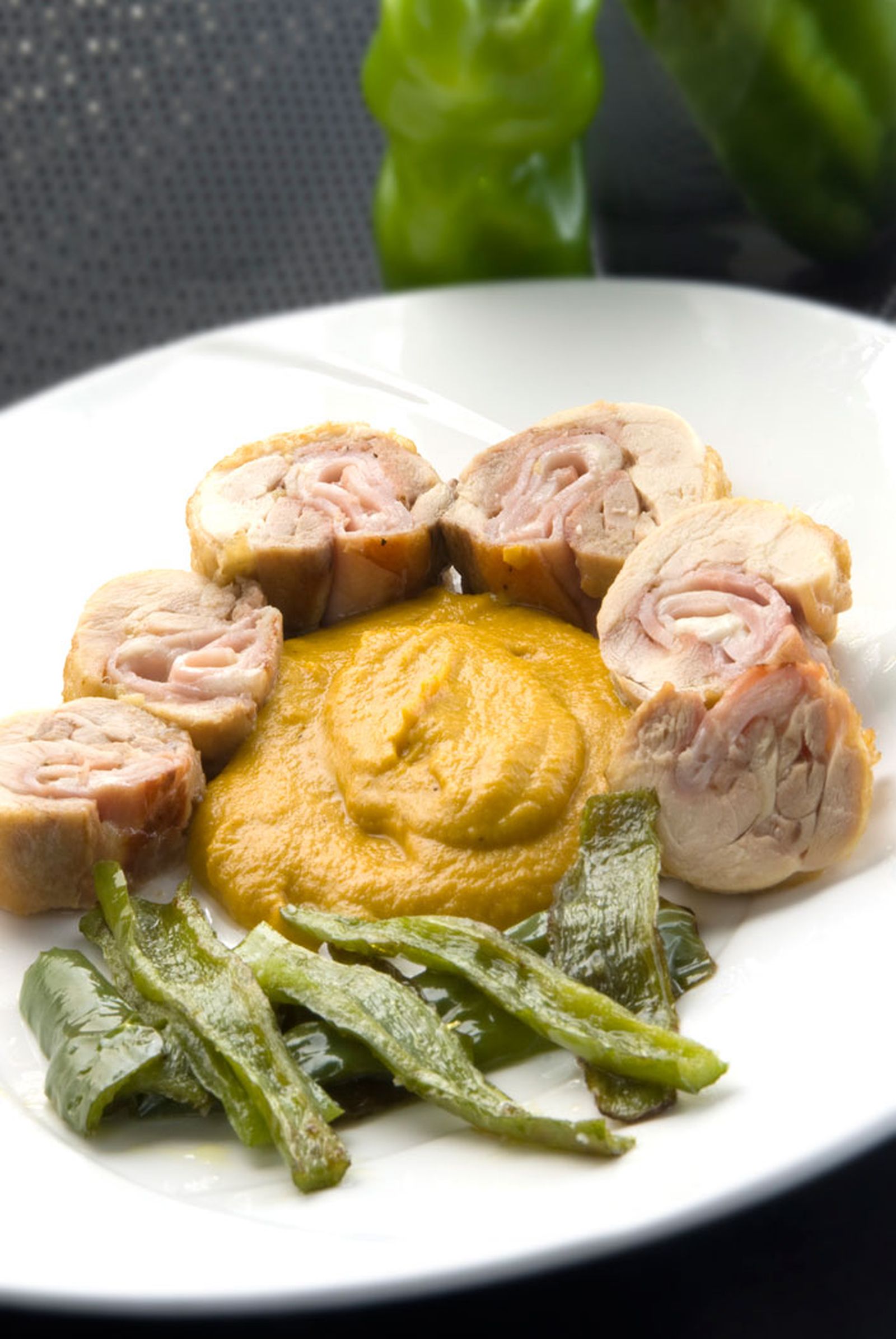 Muslos de pollo rellenos de jamón y queso