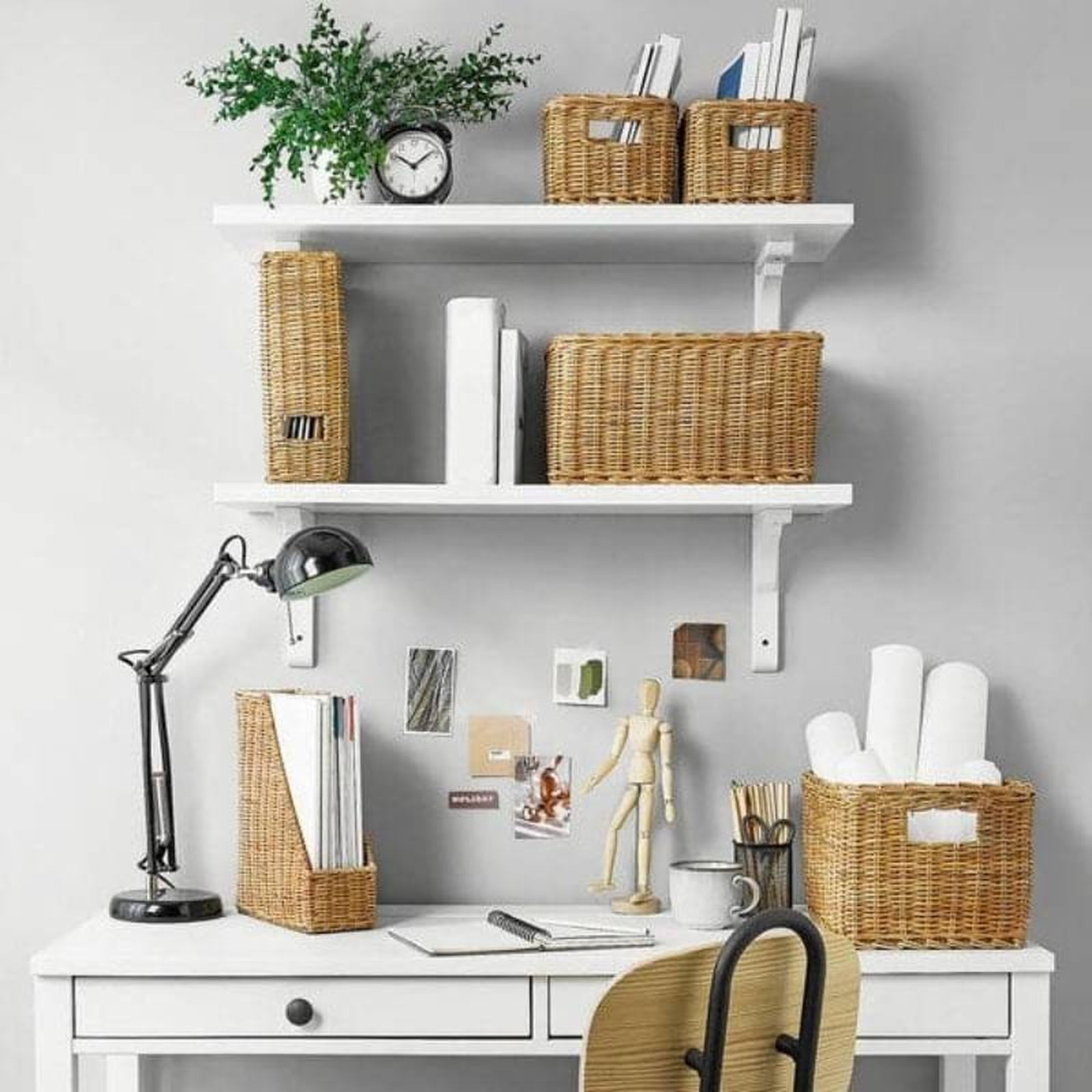 Estudio organizado con cestas de fibras naturales.